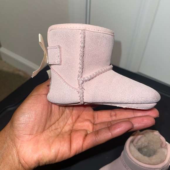 UGG Baby Girls’ Jesse Bow II Crib Shoes - Picture 3 of 8